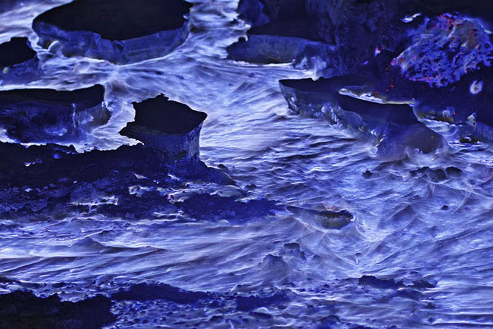 lave-bleue-qui-sechappe-dun-volcan-en-indonesie6
