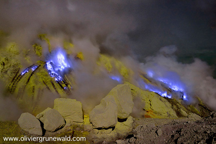 lave-bleue-qui-sechappe-dun-volcan-en-indonesie7