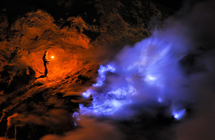 lave-bleue-qui-sechappe-dun-volcan-en-indonesie8