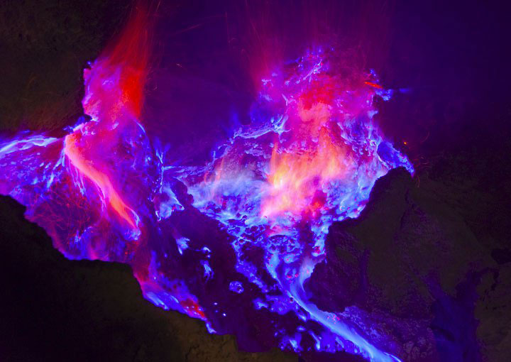 lave-bleue-qui-sechappe-dun-volcan-en-indonesie9