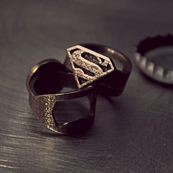 les-gadgets-geek-du-vendredi-une-bague-superman-des-stickers-space-invaders1