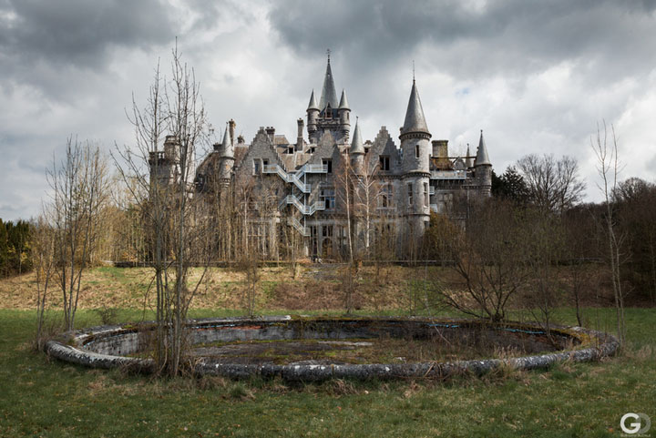 penetrez-dans-lantre-dun-chateau-abandonne-a-travers-de-fascinants-cliches010