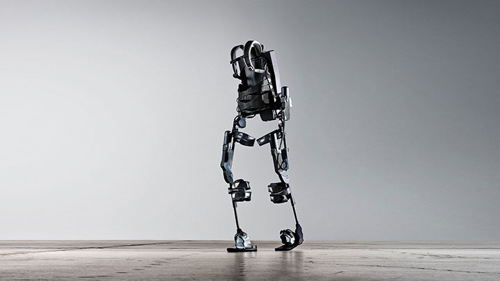 une-femme-marche-a-nouveau-grace-a-un-exosquelette-imprime-en-3d6
