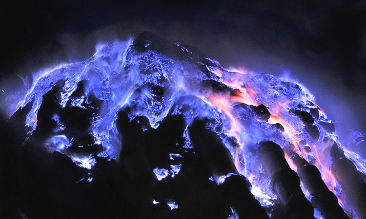une-lave-bleue-aussi-sublime-que-menacante-sachappe-dune-mine-de-souffre-en-indonesie-une