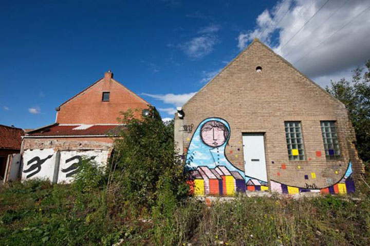 village-abandonne-envahi-par-le-street-art13