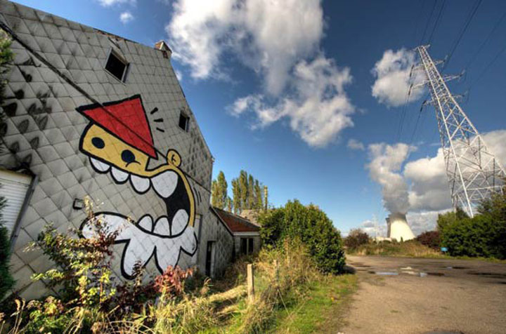 village-abandonne-envahi-par-le-street-art5