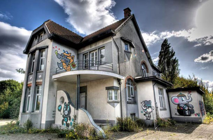 village-abandonne-envahi-par-le-street-art9