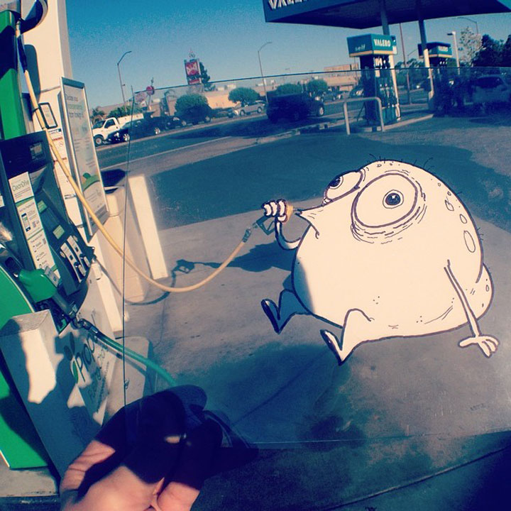 artiste-insere-dessins-sur-film-transparent15