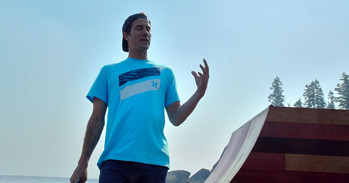 bob-burnquist-a-fait-installer-une-rampe-de-skateboard-sur-le-la-tahoe13