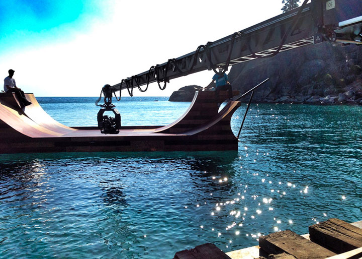 bob-burnquist-a-fait-installer-une-rampe-de-skateboard-sur-le-la-tahoe14
