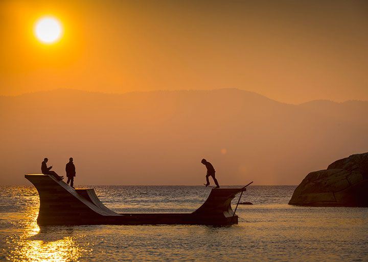 bob-burnquist-a-fait-installer-une-rampe-de-skateboard-sur-le-la-tahoe2