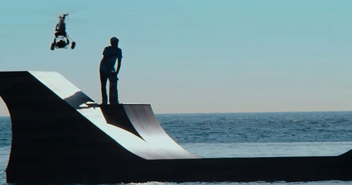 bob-burnquist-a-fait-installer-une-rampe-de-skateboard-sur-le-la-tahoe7