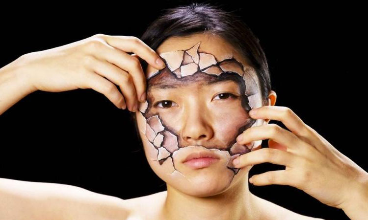 une-artiste-japonaise-se-sert-du-corps-humain-comme-dune-toile-pour-peindre-dincroyables-illusions-doptiques-une