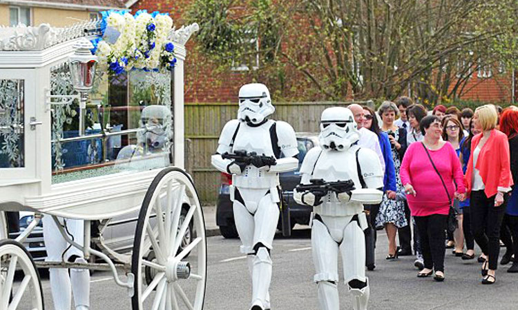 enfant-4-enterrement-star-wars-une