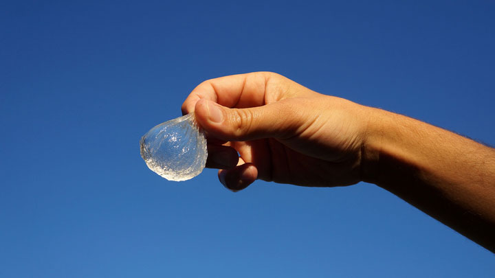 fini-le-plastique-grace-a-ooho-vous-pourrez-manger-de-leau-sans-la-bouteille2