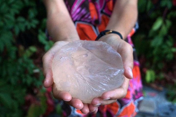 fini-le-plastique-grace-a-ooho-vous-pourrez-manger-de-leau-sans-la-bouteille4