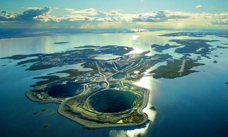 limage-de-la-semaine-contemplez-cette-mine-de-diamants-creusee-au-coeur-dun-lac-au-canada-une