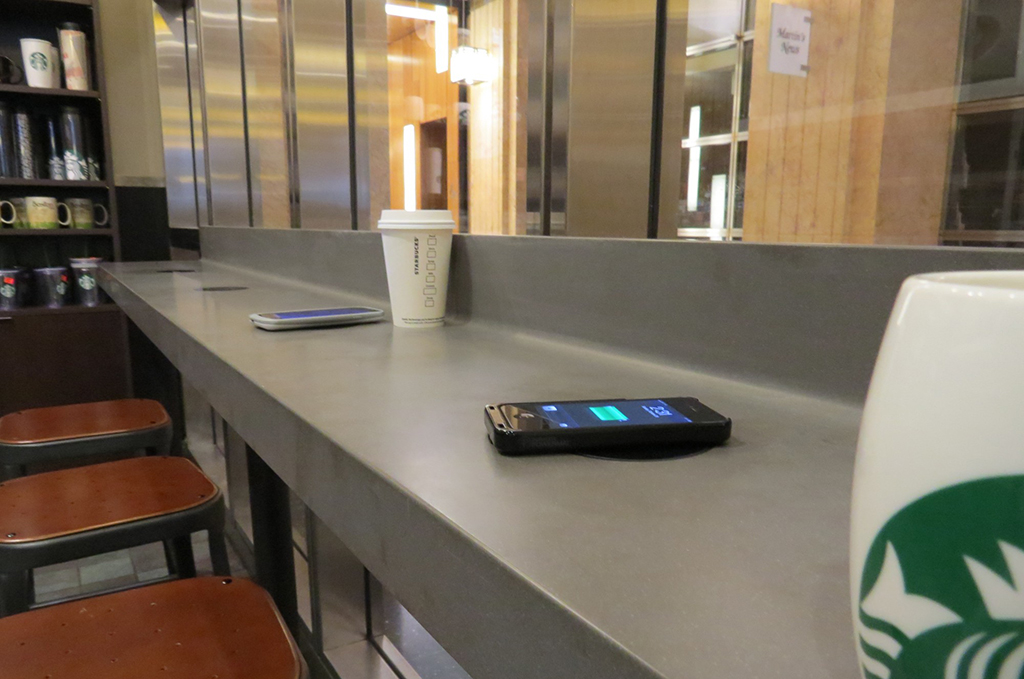 chargeur-smartphone-table
