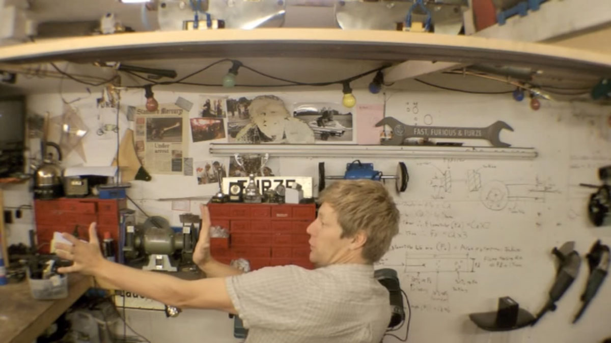 colin-furze-invention-x-men-lance-flamme-video-insolite1