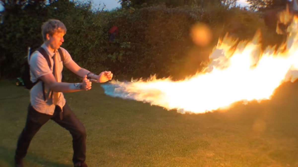 colin-furze-invention-x-men-lance-flamme-video-insolite10