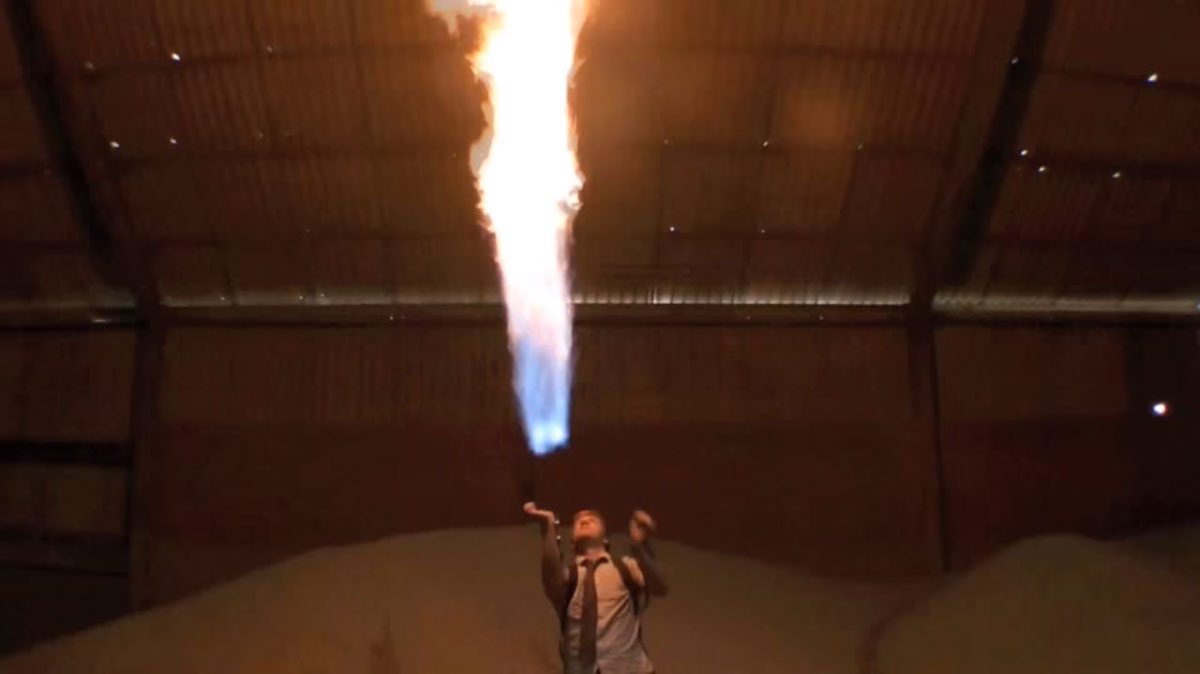 colin-furze-invention-x-men-lance-flamme-video-insolite12