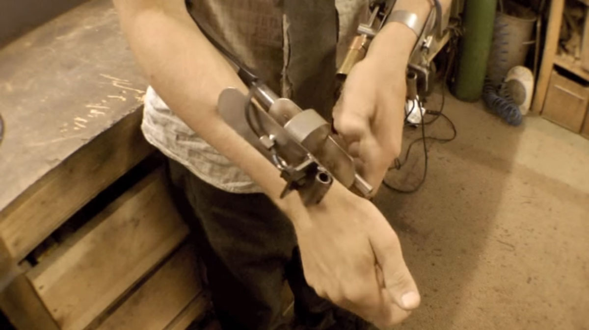 colin-furze-invention-x-men-lance-flamme-video-insolite3