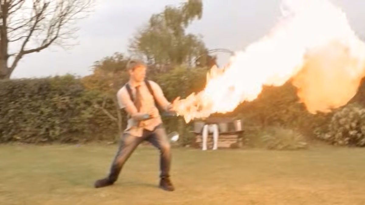colin-furze-invention-x-men-lance-flamme-video-insolite5