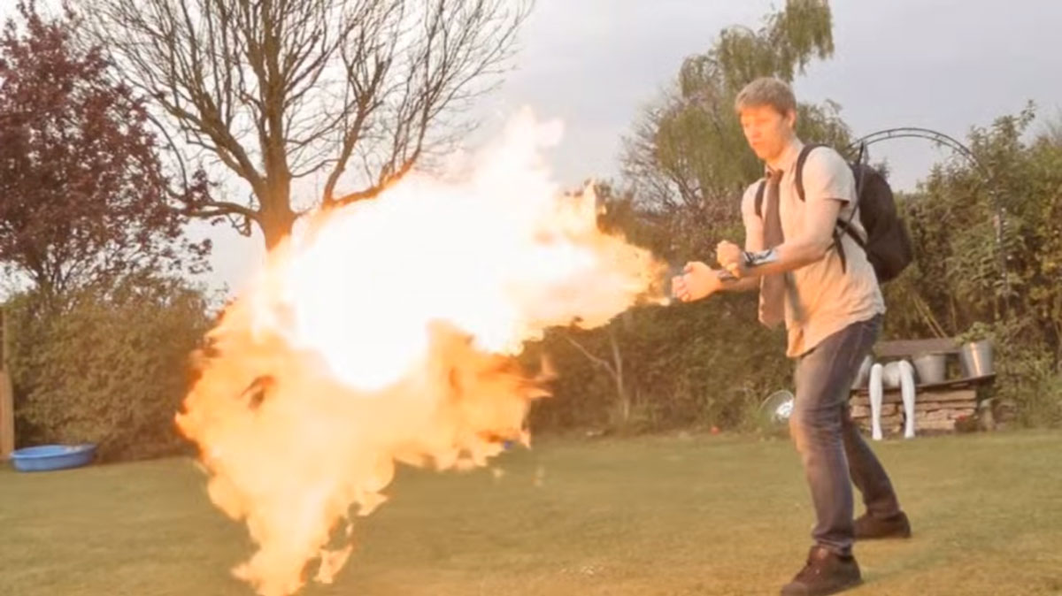 colin-furze-invention-x-men-lance-flamme-video-insolite6