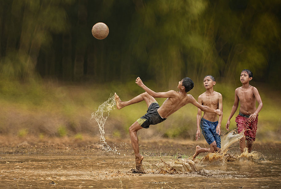 jeu-ballon-champs-garcon