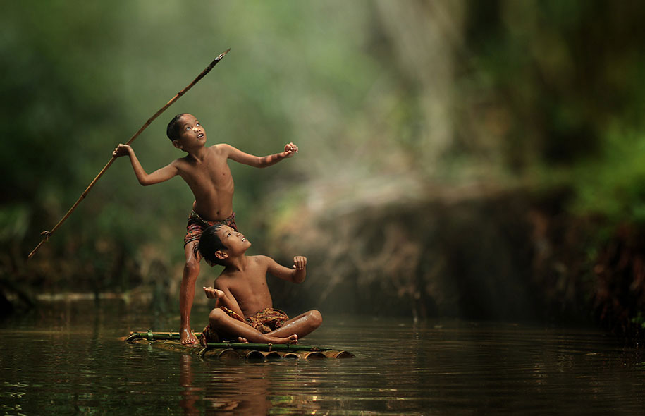 petit-garcon-lance-baton