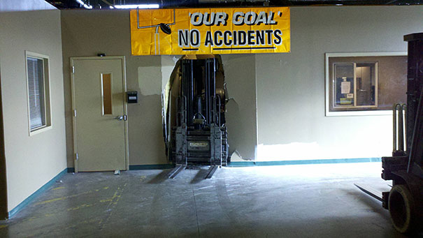 accident-livraison-fail-humour-ironie-trou-mur