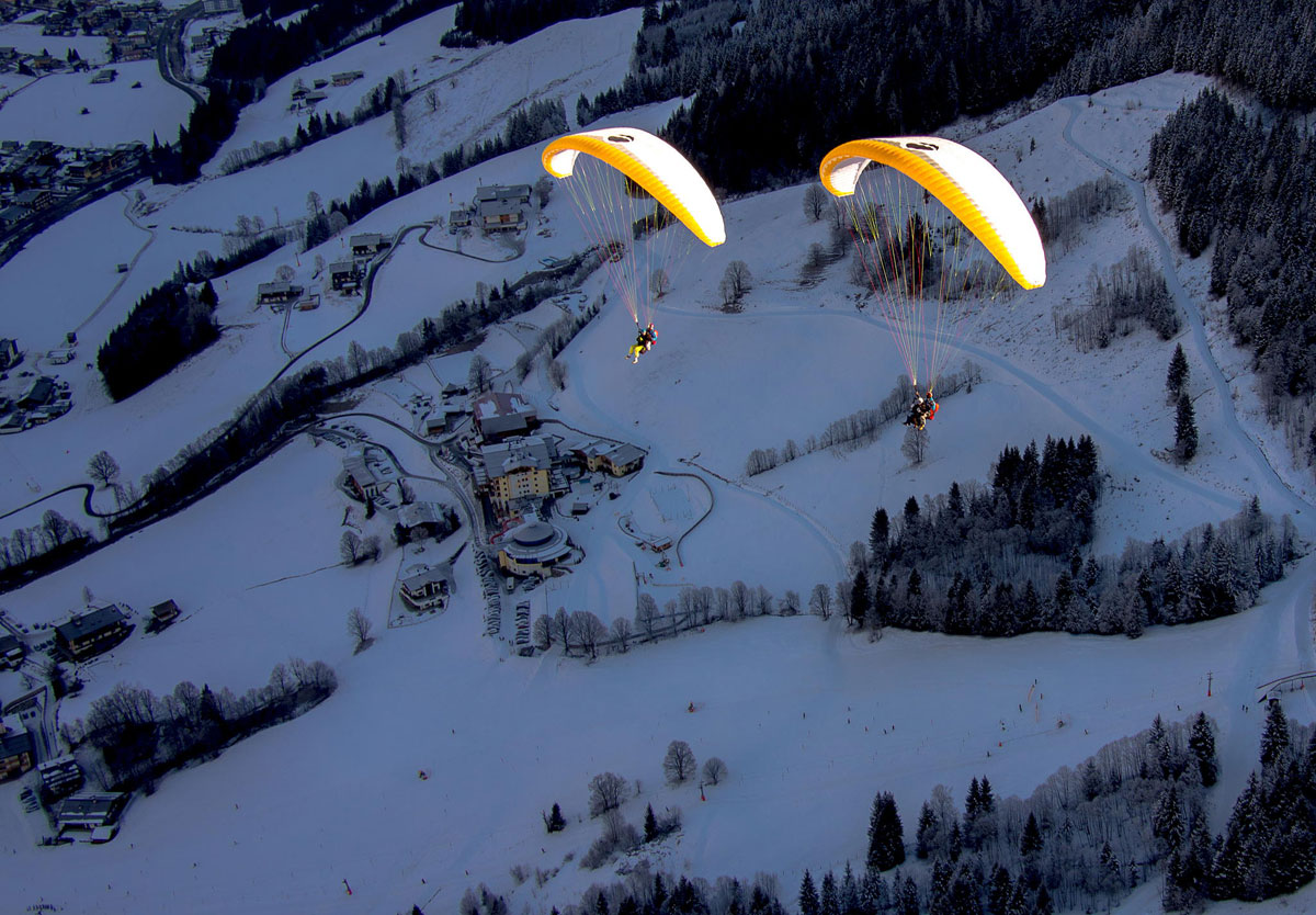 deux-parachutes-montagnes