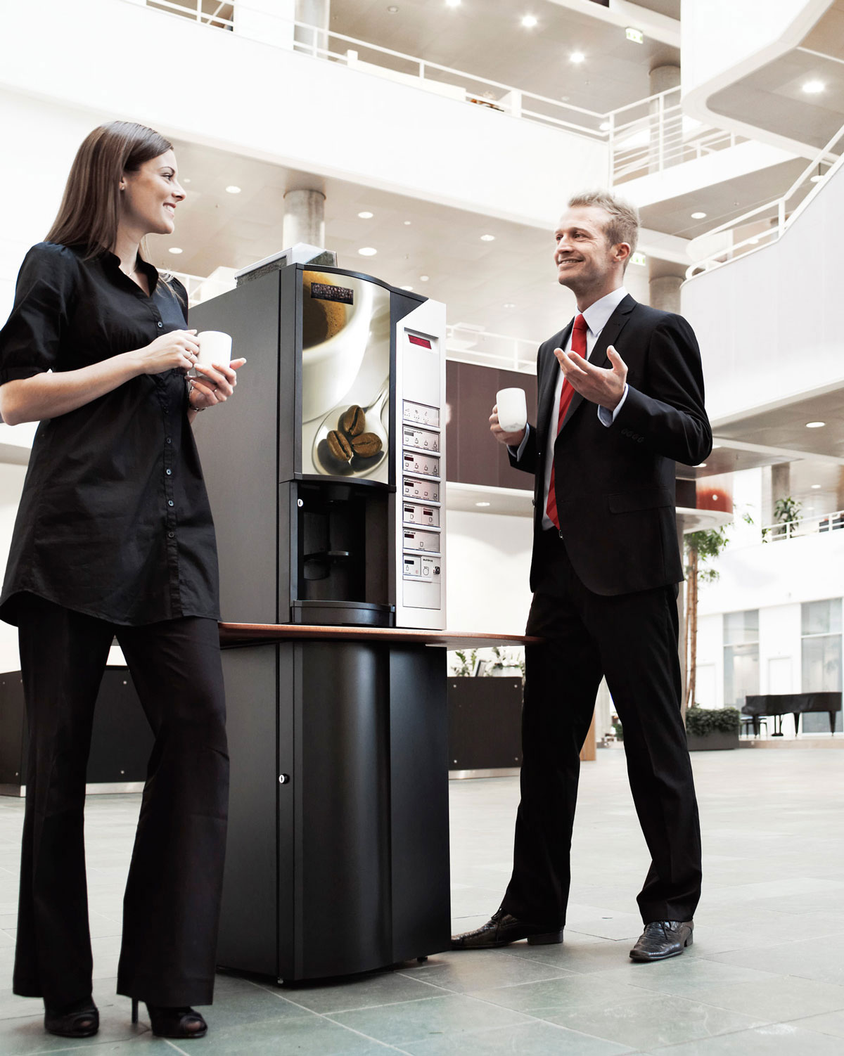 employes-discutent-machine-cafe