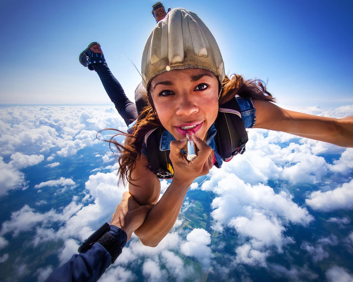 femme-maquillage-parachute