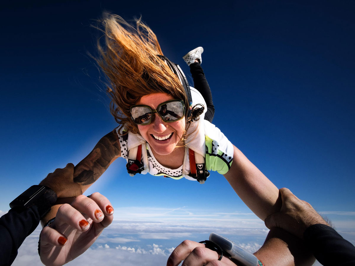 femme-tenue-par-autre-parachutiste