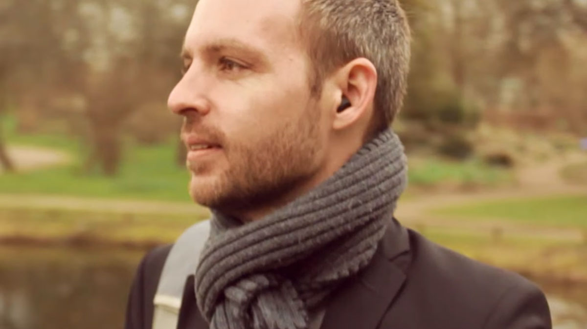 homme-ecouteurs-earin