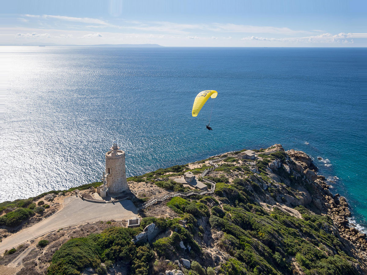 parachute-jaune-phare-mer