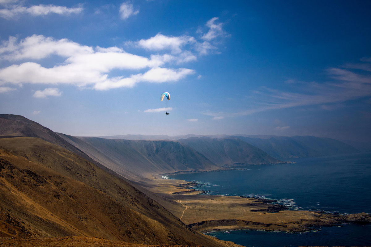 parachute-survole-falaises-mer