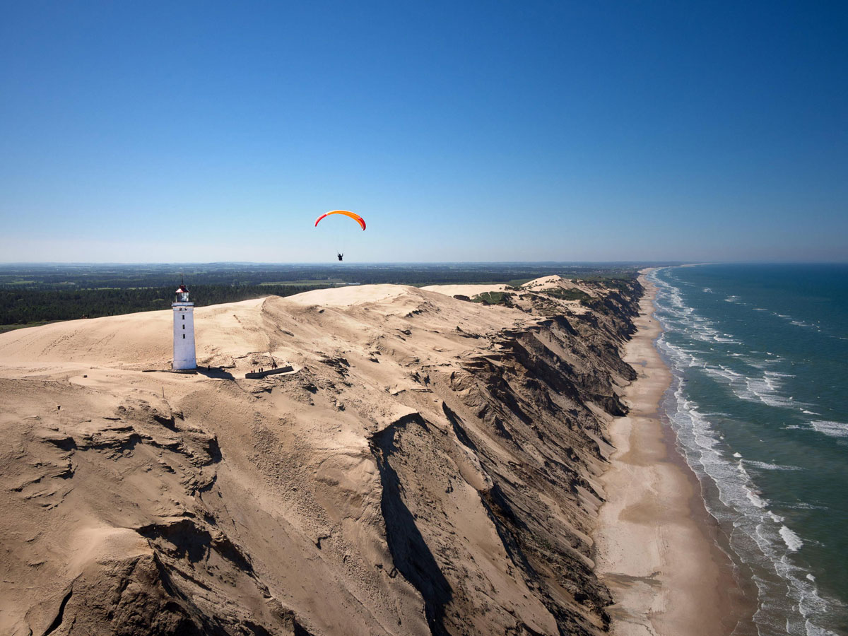 parachute-survole-falaises-phare