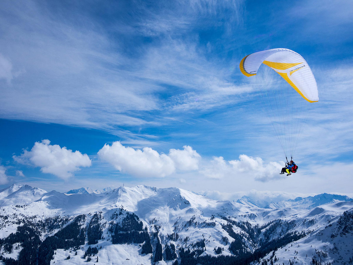 parachutes-ciel-montagnes-neige