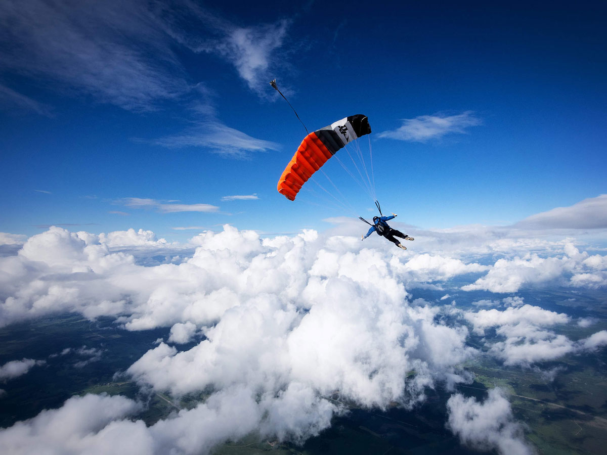 parachutiste-au-dessus-nuages