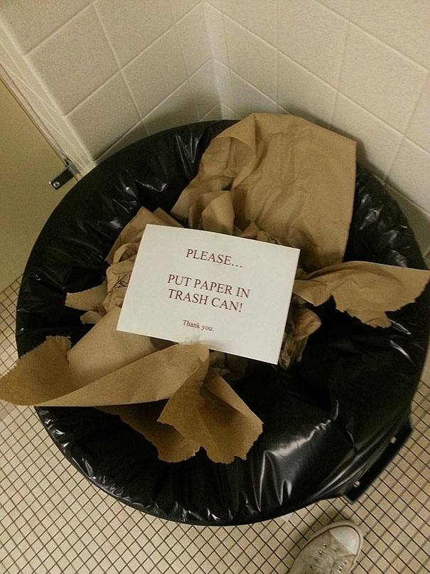 priere-de-mettre-le-papier-a-la-poubelle-ironie-humour