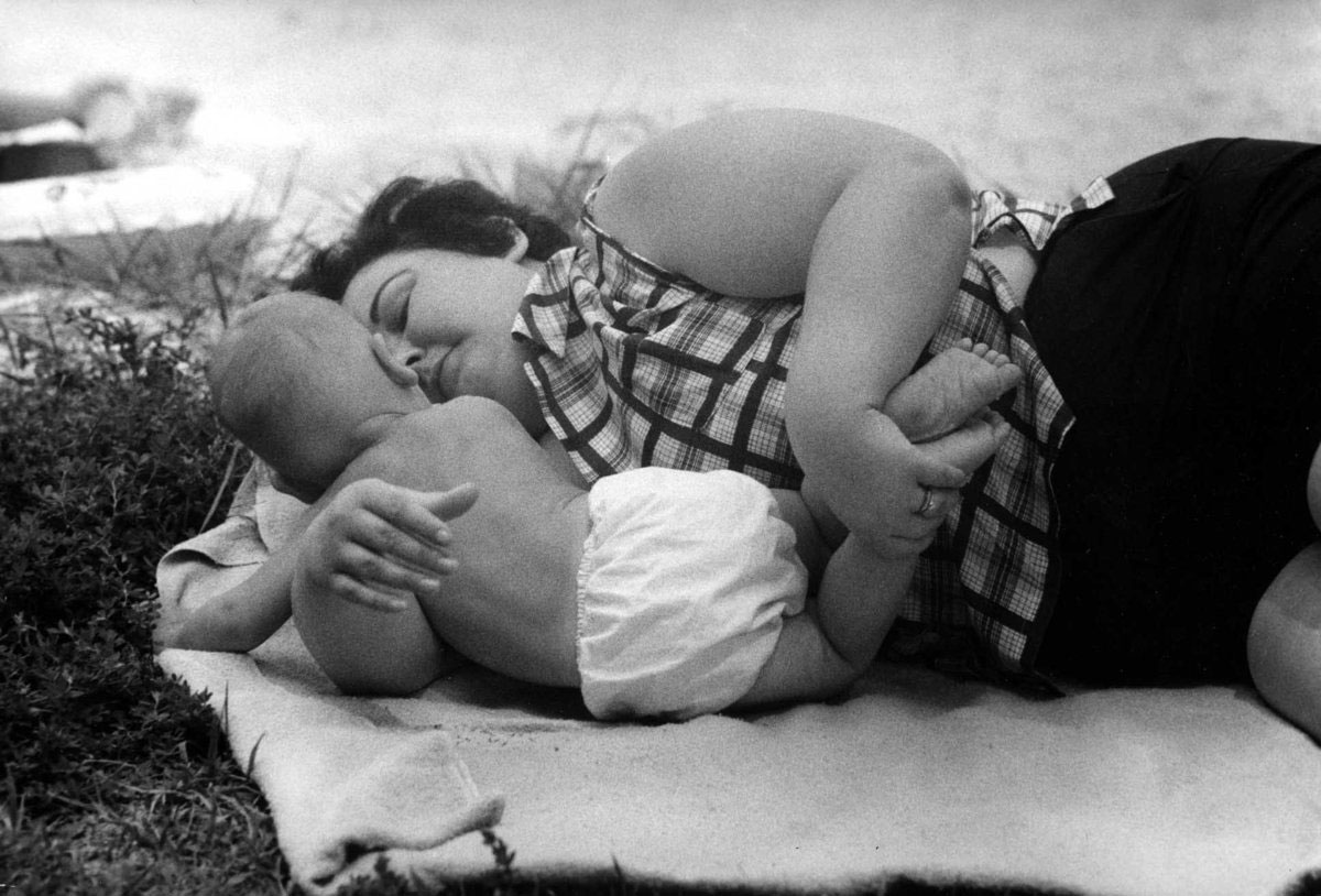 bebe-allonge-herbe