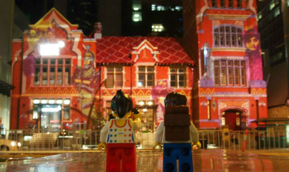 couple-lego-nuit-batiment
