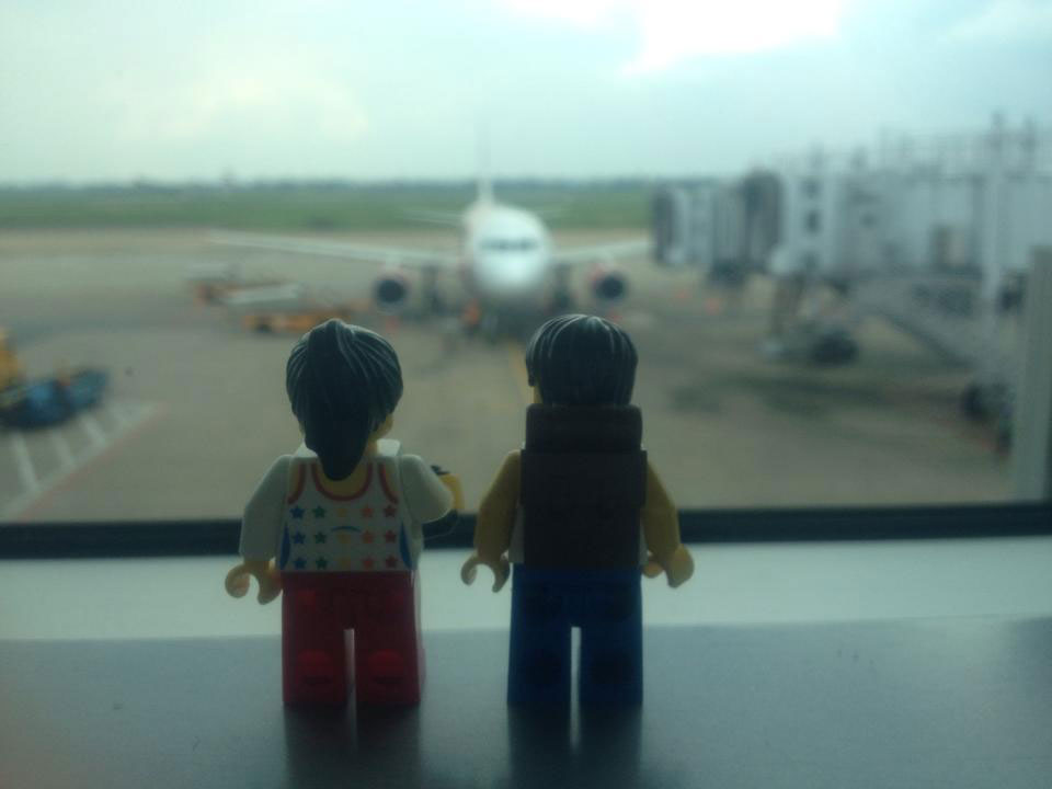 couple-lego-vitre-aeroport