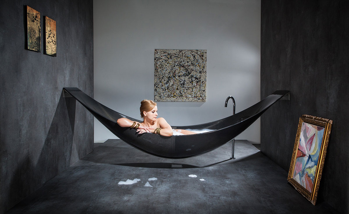 femme-dans-baignoire-hamac