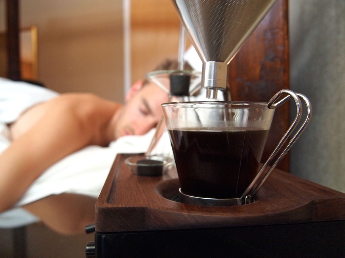 homme-dort-cafe-pret