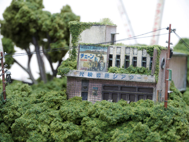 maison-perdue-vegetation
