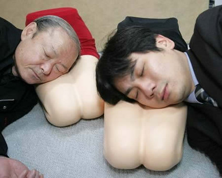 soineya-bar-a-calin-coussin-genoux