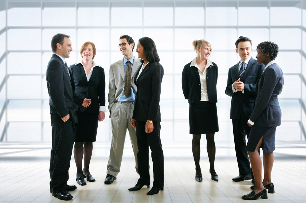 des-collegues-parlent-entre-eux